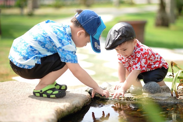 Spelende kinderen in de speeltuin van het park