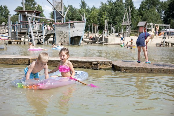 Kinderen genieten bij het strandje