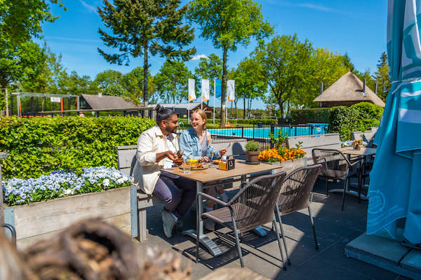 Gezellig eten op het terras