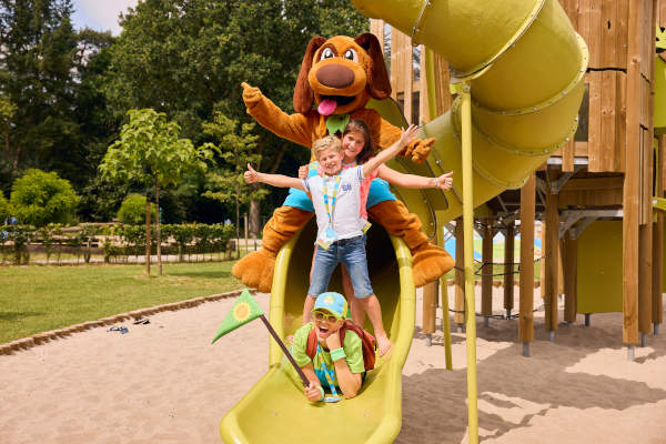 Op de glijbaan met de mascotte