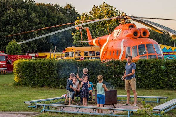 Jan Klaassen Dromenland Kindercamping: Met het gezin om het kampvuur