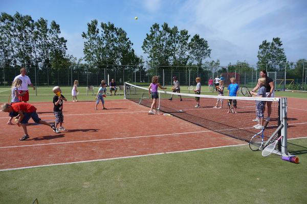 Spelen op het tennisveld