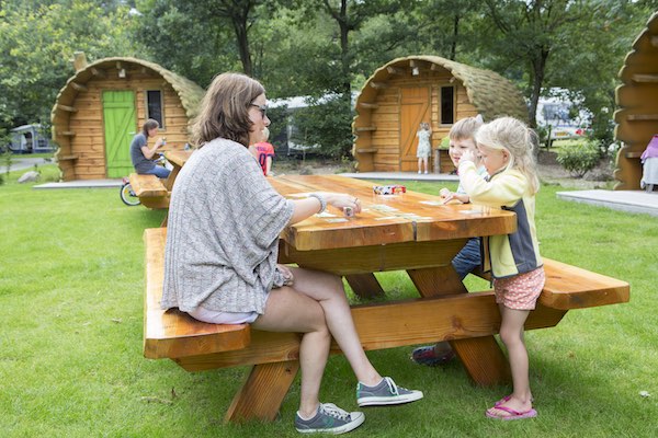 Samen eten aan de picknicktafel