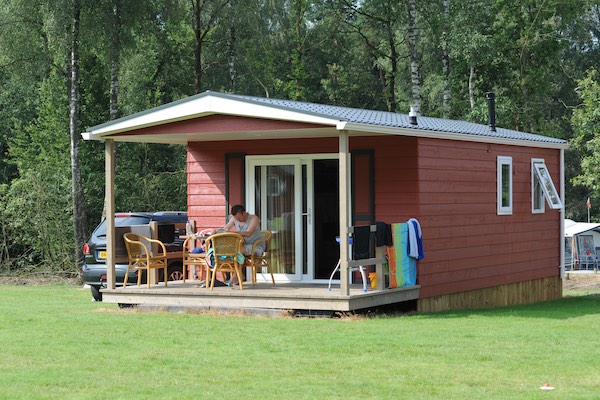 Dit is een van de mooie vakantiehuisjes op Veluwecamping de Pampel