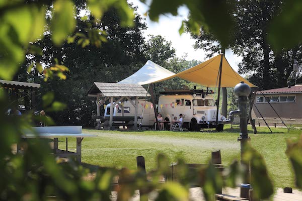 Zomerlicht: Overnachten in een brandweerwagen