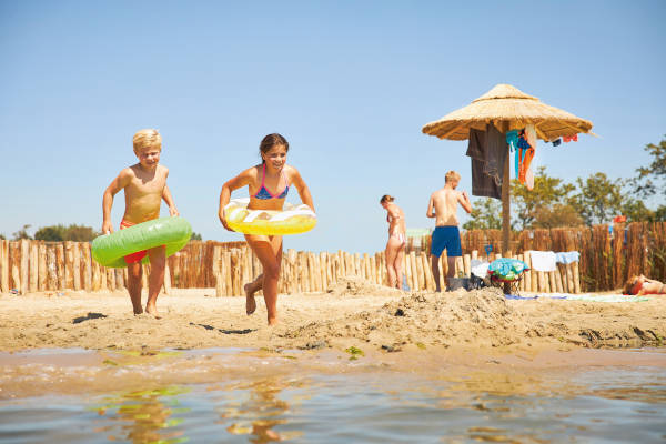 Op het strand spelen