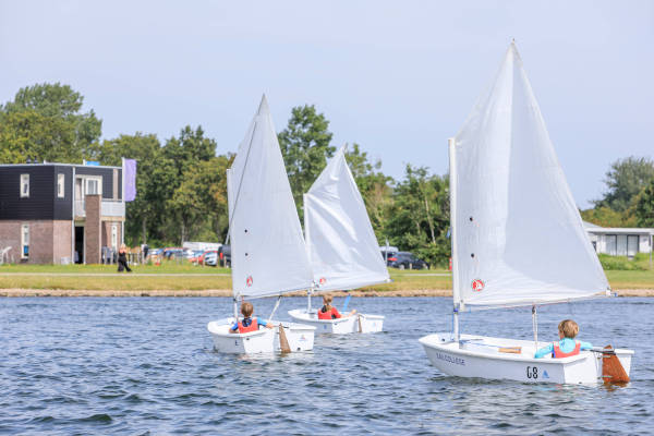 Zeilen op het water