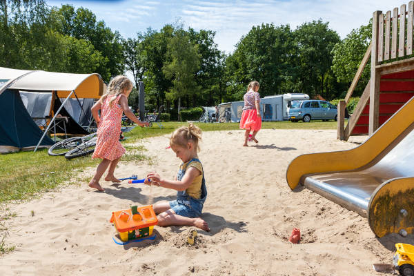 Camping De Vossenburcht: Spelen in de speeltuin