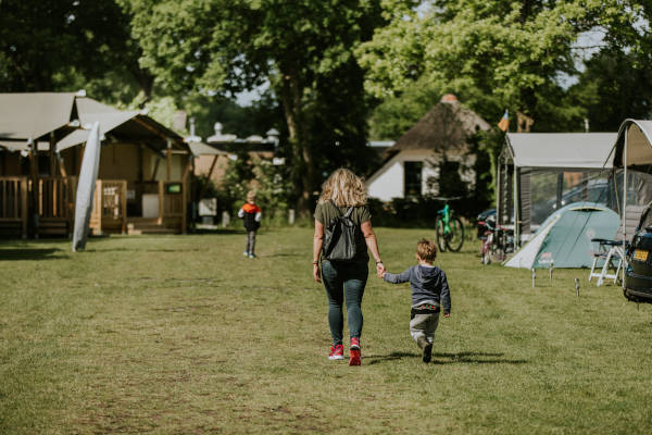 Samen over de camping lopen