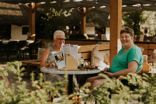 Samen wat lekkers drinken op het terras