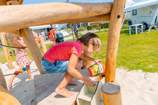 Camping Zonneweelde: Spelen in de speeltuin