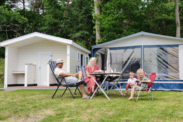 Privé sanitair plek met caravan