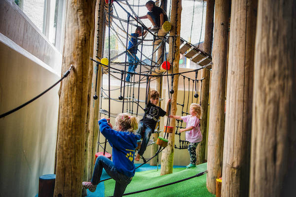 binnenspeeltuin bij camping