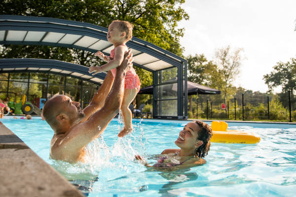 Buitenzwembad aangelegen bij camping