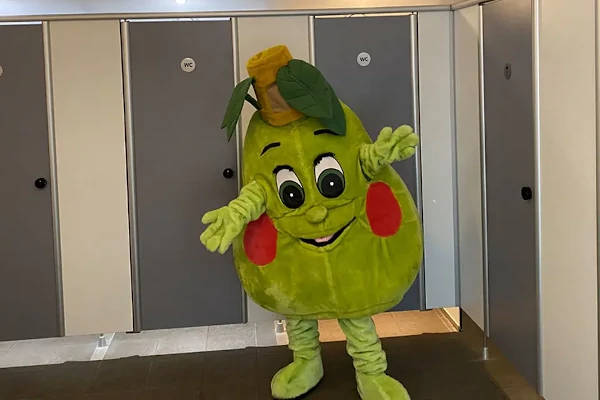 Mascotte bij de toiletten