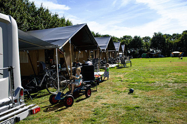 Groot kampeer terrein