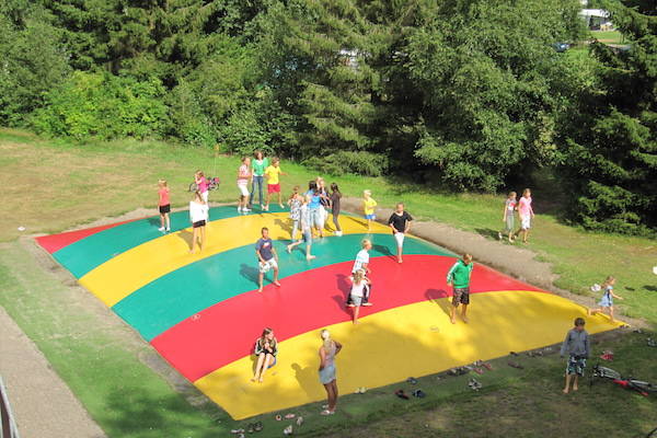 Springkussen bij camping