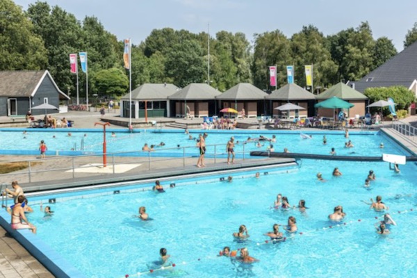 Roompot Vakantiepark Hunzepark: Buitenzwembad bij camping