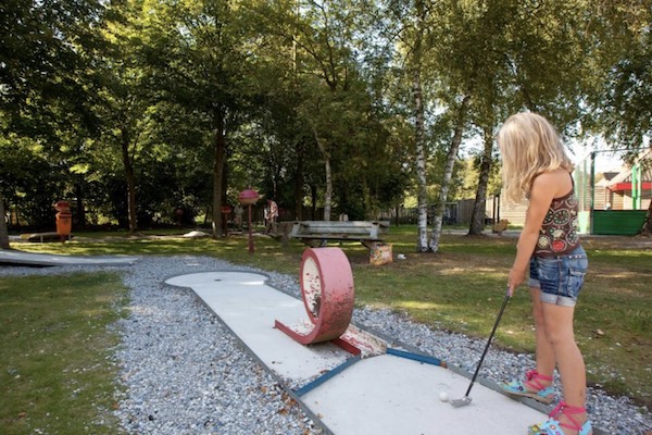 Midgetgolfen op de camping