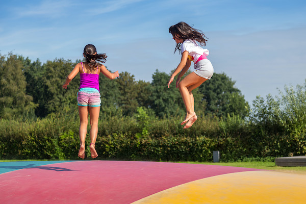 Kinderen springen op springkussen