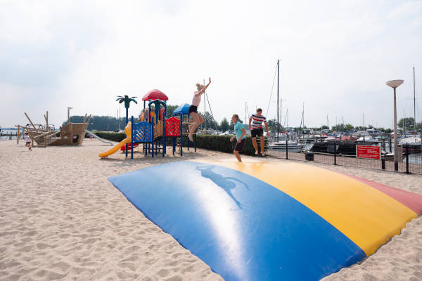 Aqua Centrum Bremerbergse Hoek: Springkussen bij buitenspeeltuin