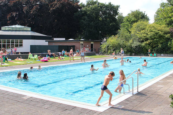 Kinderen spelen in het buitenzwembad