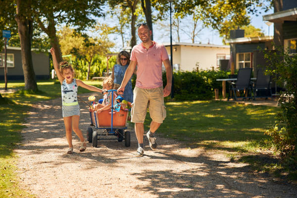 Familie op wandelpad