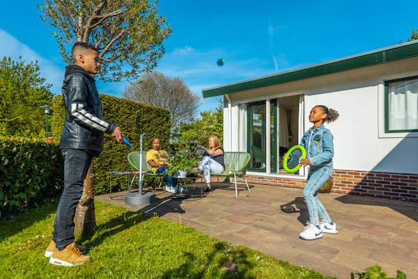 Kinderen spelen in tuin