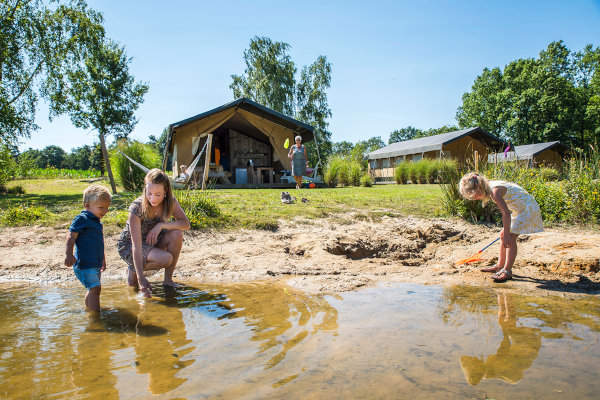 Camping Vreehorst: Spelen bij de rivier