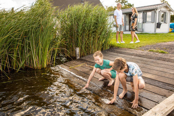 Kinderen lekker spelen aan het water