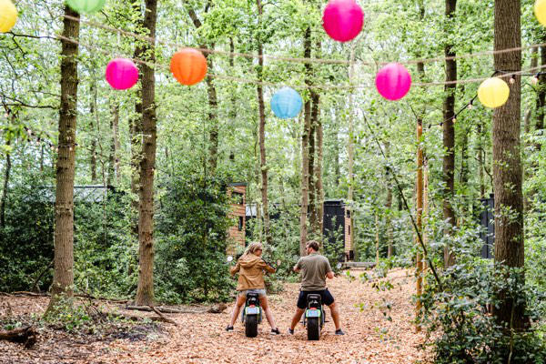 Tiny Parks Cast Away eiland Tiengemeten: Lekker ritje door het bos met de E-chopper