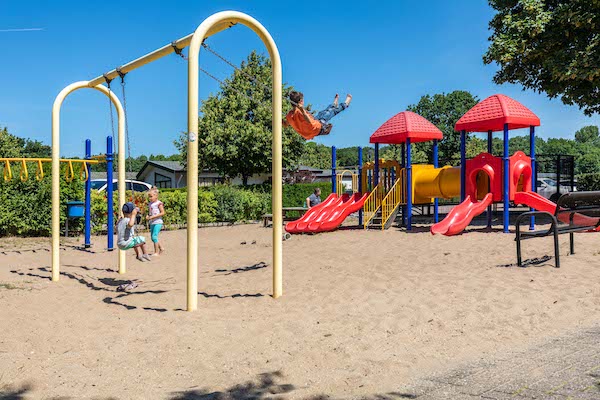 Kinderen hebben het leuk in de buitenspeeltuin