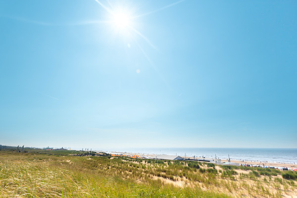 De zon straalt op de duinen