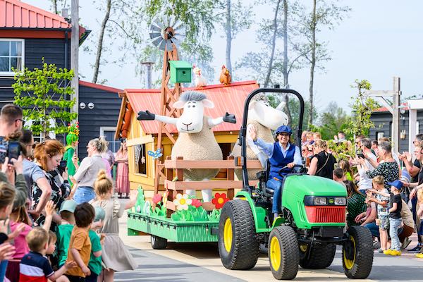 Kinderen kijken naar de lenteparade