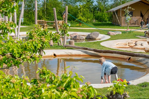 Kinderen spelen in de waterspeeltuin