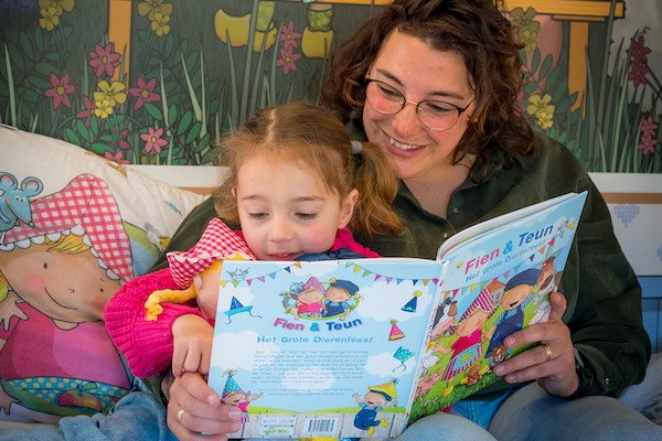 Moeder leest voor aan haar dochter