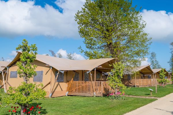 Kamperen in een glamping tent