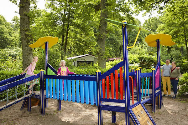 Meisjes spelen in de speeltuin