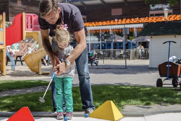 Vader en dochter aan het midgetgolfen