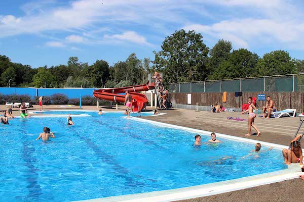 Spelende kinderen in het buitenbad