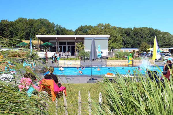 Molecaten Park Waterbos: Spelende kinderen in het zwembad