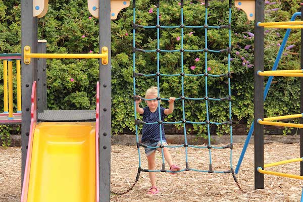 Molecaten Park Noordduinen: Meisje klimt in de speeltuin