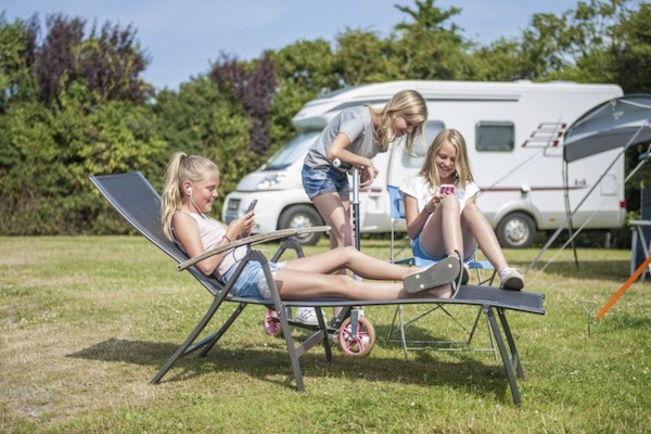 Meisjes hebben het gezellig op de camping