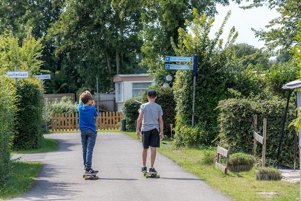 Vakantiepark Schouwen: Samen skateboarden