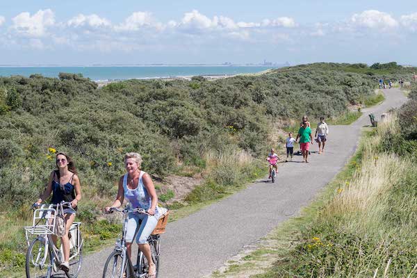 Fietsen en wandelen door de duinen