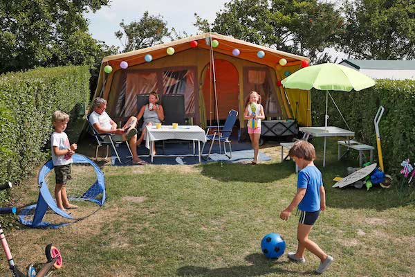 Molecaten Park Hoogduin: Gezin geniet van hun kampeerplaats