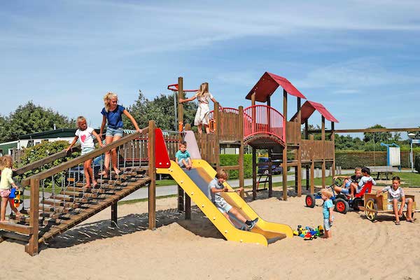 Kinderen spelen in de speeltuin