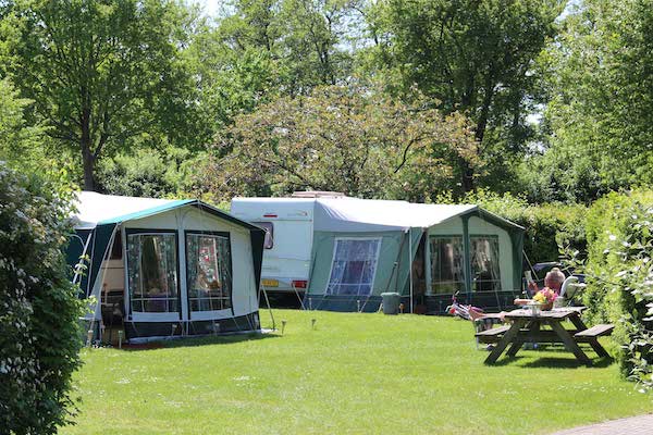 Twee caravans naast elkaar