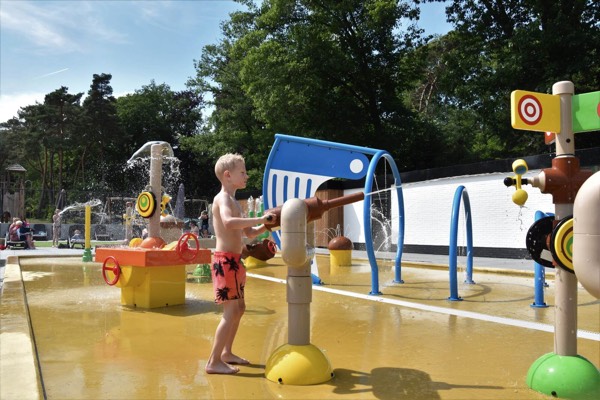 Jongetje in het waterspraypark