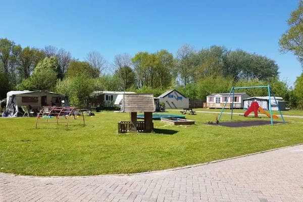 Speeltuin bij de kampeerplaatsen